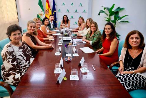 <i>La consejera de Servicios Sociales, Familias e Igualdad, Loles López, junto con los responsables provinciales del Instituto Andaluz de la Mujer (IAM). / Junta de Andalucía. </i>