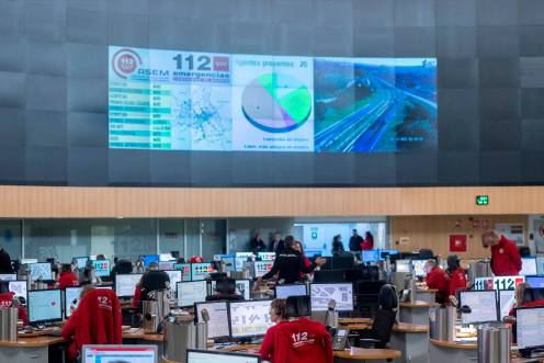 <i>Empleados en unas oficinas del Centro de Emergencias 112. Archivo. / Europa Press.</i>