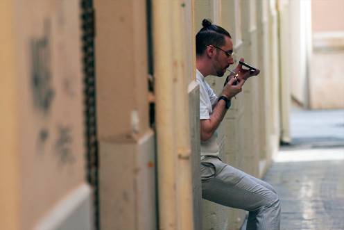 <i>Personas fumando por las calles. Archivo. / Álex Zea / Europa Press.</i>
