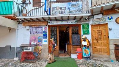Fachada de la administración de lotería situada en la Plaza de Santa María número 5 de Cazorla.