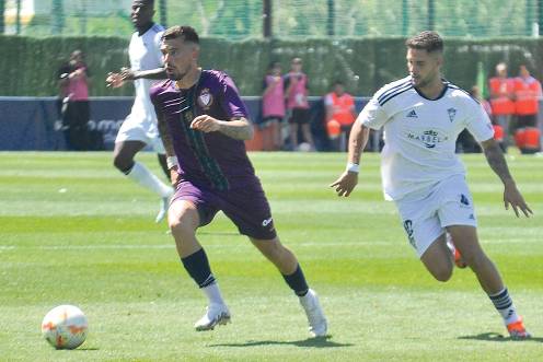 <i>El jugador del Real Jaén Adri Paz controla el balón ante un rival del Marbella en el Dama de Noche en abril de 2023. / F. Gaitán / Diario JAÉN</i>