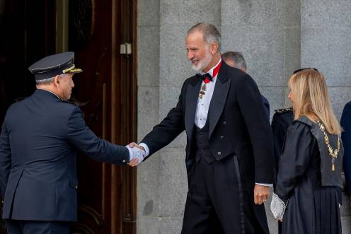 <i>El Rey Felipe VI y la presidenta del Tribunal Supremo y del Consejo General del Poder Judicial, Isabel Perelló a su llegada al acto solemne de apertura del año judicial 2026-2027. / Europa Press. </i>