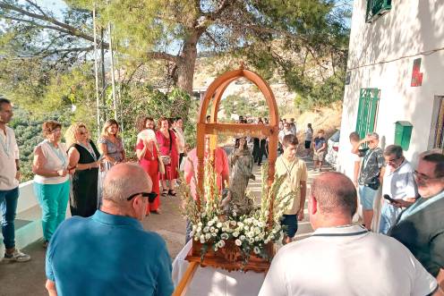 <i>La Virgen de la Purísima Concepción rodeada de sus fieles. / Adrián Claudio Bonache / Diario JAÉN</i>