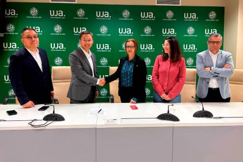 <i>Imagen del apretón de manos entre los representantes de Desay SV Automotive Electronics CO y de la UJA. Universidad de Jaén.</i>