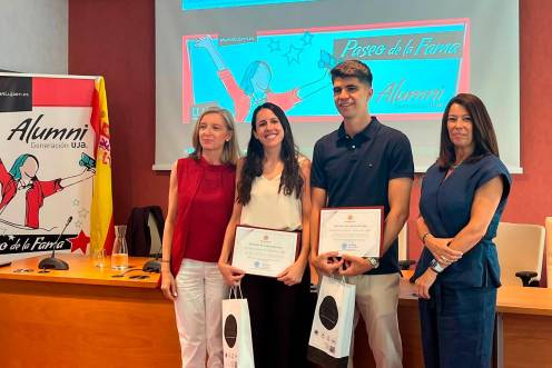 <i>Clara Ortega y Antonio Pérez reciben el diploma. / UJA.</i>