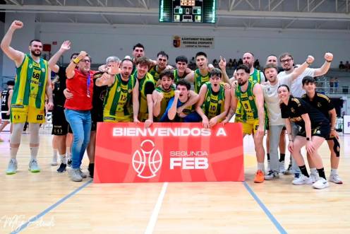 <i>Los jugadores del Jaén Paraíso Interior FS celeban el ascenso a Segunda FEB. / Jaén FS.</i>