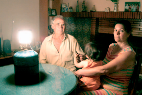 <i>Alfonso Sánchez Jiménez y Matilde García Pérez, junto a su sobrina, en el salón de su vivienda. / Archivo Histórico de Diario JAÉN.</i>