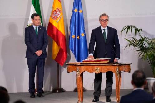 <i>El presidente de la Junta de Andalucía, Juanma Moreno, atento a la toma de posesión de Manuel Gavira como vicepresidente segundo del Gobierno y consejero de Turismo, Justicia, Desregulación y Administración local. / Europa Press. </i>