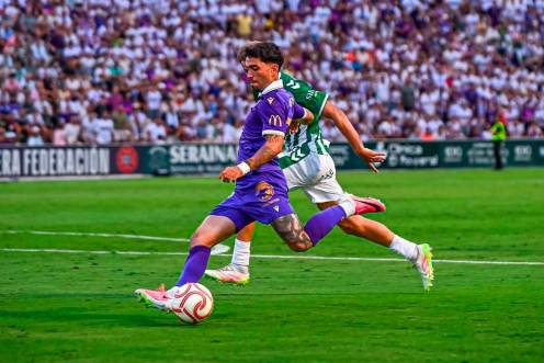 <i>Óscar Lozano realiza una acción de ataque en el partido con el Antequera de la pasada jornada. / Real Jaén CF.</i>