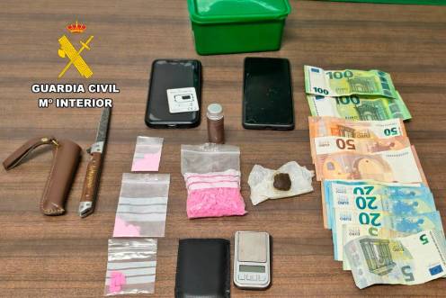 <i>La sustancias, el arma, el dinero y la báscula intervenida. / Guardia Civil.</i>