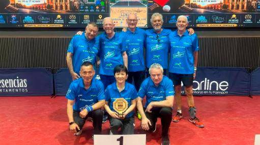 <i>Los componentes del CTT Pep Palés - Vall Parc, con el trofeo de campeones de España de veteranos de tenis de mesa.</i>