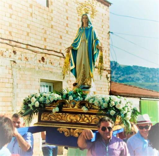 <i>Domingo y Paco portando a La Milagrosa camino del Castillico.</i>