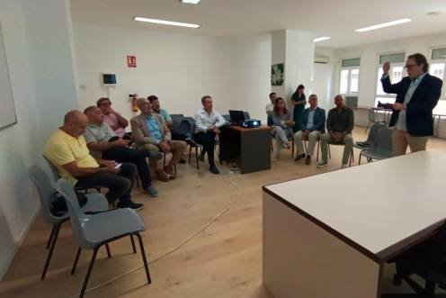 <i>Reunión colectivos para la mejora comercial y urbana del Gran Eje. / Ayuntamiento de Jaén. </i>