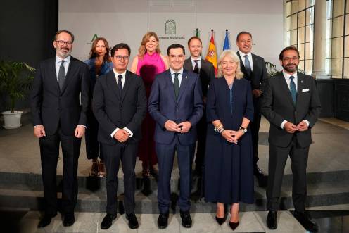 <i>El presidente de la Junta de Andalucía, Juanma Moreno, preside la foto de familia tras el acto de toma de posesión de los delegados provinciales del Gobierno andaluz. A 24 de julio de 2026 en Sevilla. / María José López / Europa Press.</i>