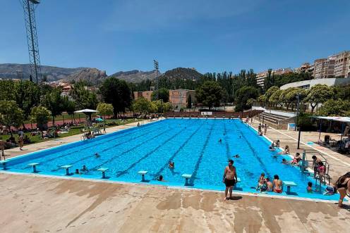 <i>La piscina de La Salobreja durante el fin de semana. / Ayuntamiento de Jaén.</i>