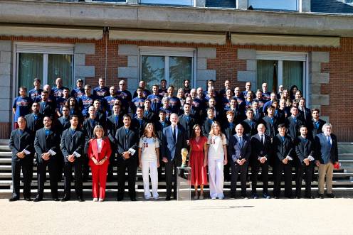 <i>Sus Majestades los Reyes, Don Felipe VI y Doña Letizia, la Princesa Leonor y la Infanta Sofía junto a la Selección Española de fútbol tras proclamarse vencedora de la Copa Mundial. / José Oliva / Europa Press.</i>