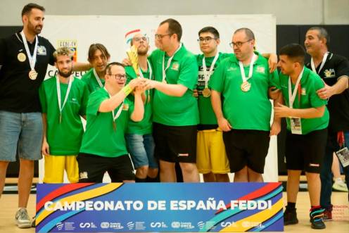 <i>Los jugadores y el cuadro técnico del Ali Up Bailén celebran el título. / Ali-UP.</i>