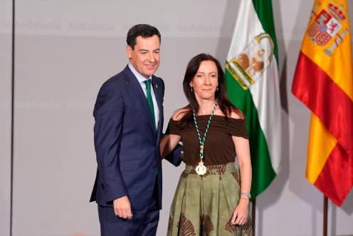 <i>El presidente de la Junta de Andalucía, Juanma Moreno, junto a la consejera de Sostenibilidad y Medio Ambiente, Adolfina Martínez Guirado durante el acto de imposición de medalla a los consejeros del nuevo Gobierno andaluz. / María José López / Europa Press.</i>