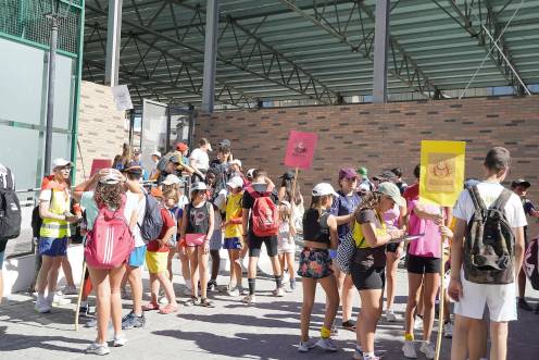 <i>Los participantes del Campamento Supervivientes-Gurumbé, a la salida del pabellón de Cambil. / Juanjes García / Diario JAÉN. </i>
