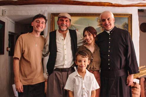 <i>El cineasta Álvaro León, y los actores Salva Reina, Cristina Mediero y Vicente Vergara, con el joven Alejandro Escamilla (centro), en una pausa del rodadje de “¿Qué comen los dragones?”. / Guillermo P. Sevilla / Europa Press. </i>