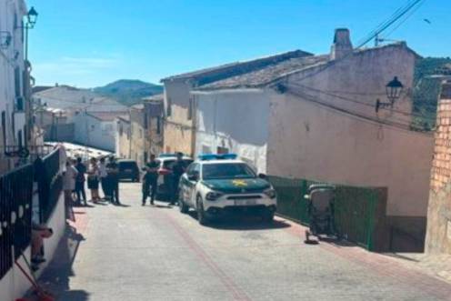 <i>Vecinos y agentes de la Guardia Civil en la calle de Huelma donde se produjo el tiroteo. / Europa Press.</i>
