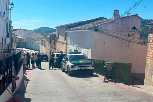 <i>Vecinos y agentes de la Guardia Civil en la calle de Huelma donde se produjo el tiroteo. / Europa Press.</i>