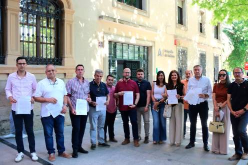 <i>Alcaldes y portavoces del PSOE muestran el escrito registrado en la delegación de la Junta de Andalucía. / PSOE Jaén.</i>