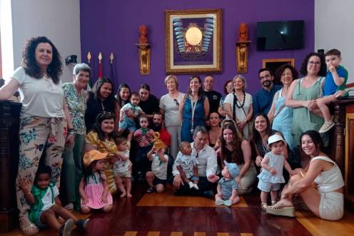 <i>Julio Millán y Ángeles Díaz de la Torre, junto a María Jesús Tauste, directora de la Escuela Infantil Pedro Expósito, madres y alumnos. / Fran Miranda / Diario JAÉN.</i>