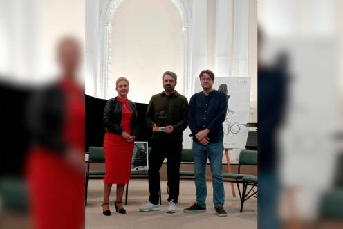 <i>Manuel Coves recibe el premio de manos de María Espejo. / Ayuntamiento de Jaén.</i>