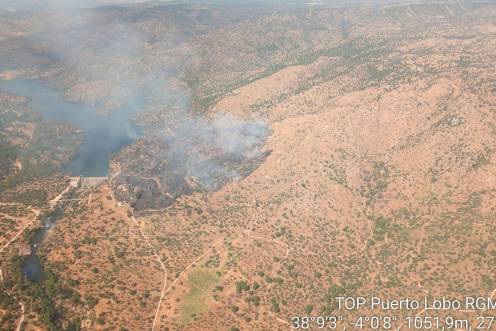 <i>Vista de la zona del incendio forestal en un paraje próximo a la presa del Encinarejo, en Andújar. / Plan Infoca.</i>