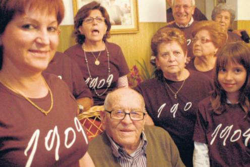 <i>Cristóbal Robles López, en el centro, rodeado por un grupo de familiares durante el homenaje que recibió ayer por la noche. / Archivo Histórico de Diario JAÉN.</i>