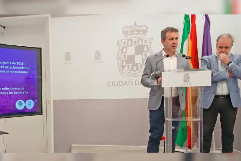 <i>Julio Millán y Francisco Lechuga durante la rueda de prensa. / Ayuntamiento de Jaén.</i>