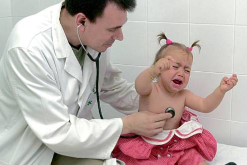 <i>Una niña recibe atención médica del pediatra en el nuevo centro de salud de La Magdalena. / Archivo Histórico de Diario JAÉN.</i>