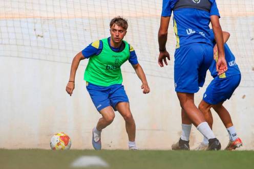 <i>El nuevo fichaje del Linares Deportivo, Javi Sola, en un entrenamiento con la UD Melilla. / UD Melilla. </i>