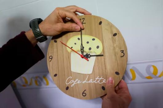 <i>Cambio de hora en un reloj de pared. / Marta Fernández / Europa Press.</i>