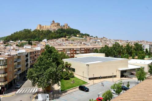 <i>Vista de Alcalá la Real con la Fortaleza de la Mota, al fondo. / Ayuntamiento de Alcalá la Real. </i>