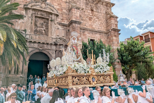 <i>Salida de la Virgen del Rosario de la Iglesia San Juan Evangelista. / Isabel de la Paz / Diario JAÉN.</i>