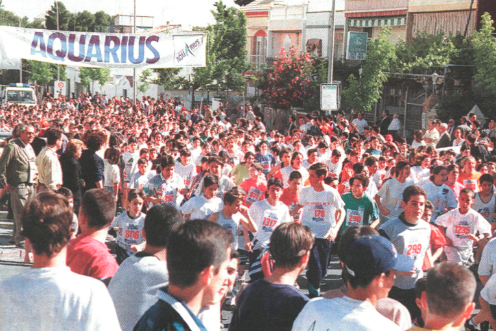 <i>Los corredores esperaban impacientes el inicio de la carrera en la línea de meta. Archivo. / Diario JAÉN.</i>