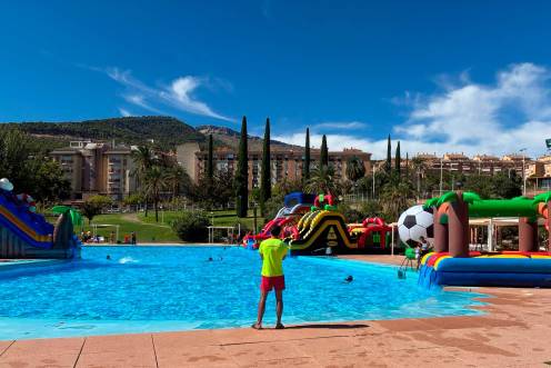 <i>Imágenes de la piscina de Las Fuentezuelas. / Ayuntamiento de Jaén.</i>