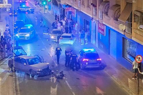 <i>Policía, servicios sanitarios, implicados y curiosos en la céntrica calle Julio Burell de Linares.</i>