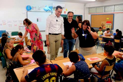 <i>Visita del presidente de la Diputación de Jaén, Juan Latorre, a la escuela de verano de Torredelcampo. / Diputación de Jaén. </i>