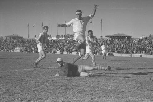 <i>Ángel Arregui anota uno de los tres tantos que logró ante el Atlético Baleares. / Fotografías: Archivo Histórico de Diario JAÉN.</i>