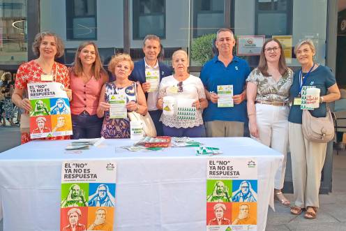 <i>Julio Millán y Javier Padorno en el stand organizado por la Asociación de Familiares de Enfermos de Alzheimer “La Estrella” de Jaén. / Ayuntamiento de Jaén. </i>
