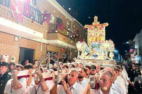 <i>Petalada al Cristo de la Salud durante el recorrido a su ermita. / Juanfran Paredes / Diario JAÉN.</i>