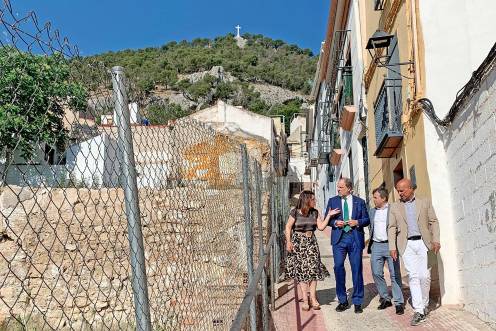 <i>El rector de la UJA y el alcalde de Jaén, en una visita al solar de la plaza de Santiago en mayo de 2025. / UJA.</i>