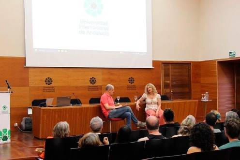 <i>César Oliva y Lidia Otón, en la Escuela de Teatro 2026. / UNIA. </i>