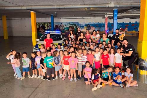 <i>Los agentes de la Policía Local de Jaén posan con los alumnos del CEIP Cándido Nogales. / Ayuntamiento de Jaén.</i>