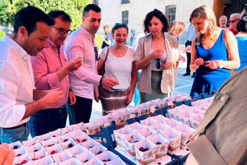 <i>Degustación de cerezas en la lonja del Palacio Provincial. / Diputación de Jaén.</i>