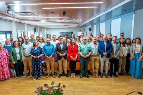 <i>Primera sesión de trabajo presidida por la delegada territorial de Sanidad, Lucía Mónica Pérez Nava, y representantes de los distintos ámbitos. / Junta de Andalucía.</i>