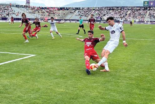 <i>David Serrano trata de centrar un balón en el partido del Real Jaén contra el Atlético Antoniano del pasado domingo. / A. Gómez. / Diario JAÉN.</i>